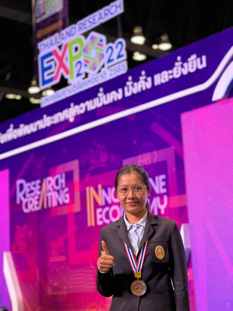 ขอแสดงความยินดีกับ น.ศ.ฟิสิกส์ ทีมวิจัยฟิล์มบาง ได้รับรางวัลเหรียญทองแดง Thailand research expo 2022
